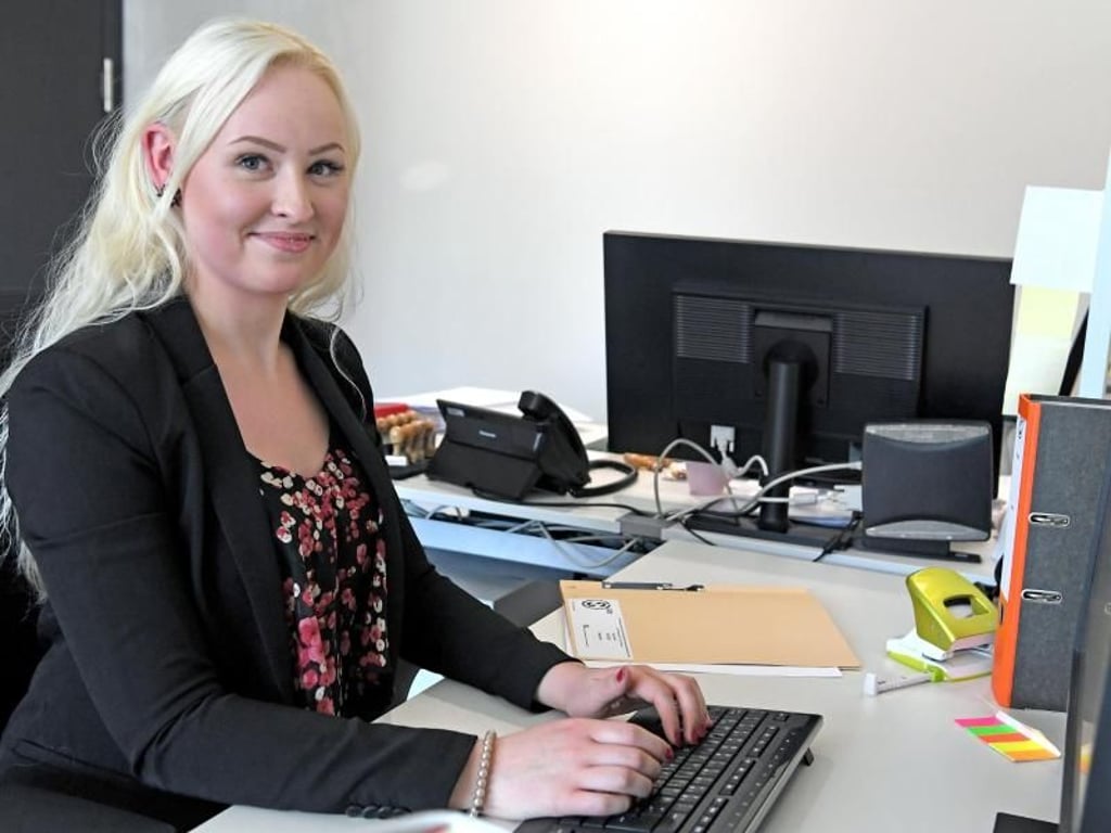 Lisa Walter hat bei ihrer Arbeit viel mit Zahlen zu tun, etwa im Bereich der Zwangsvollstreckung oder Gebührenabrechnung. Foto: Carmen Jaspersen