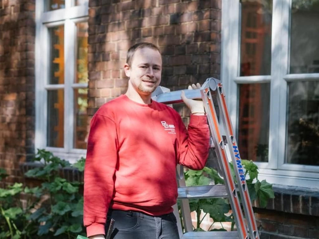 Mal ein Bürogebäude, mal private Wohnungen: Wer wie Sebastian Duda eine Ausbildung zum Gebäudereiniger macht, kann hinter viele Kulissen blicken. Foto: Ole Spata