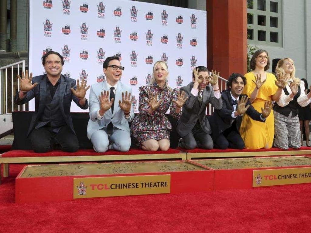 Sie haben Serien-Geschichte geschrieben: Johnny Galecki (l-r), Jim Parsons, Kaley Cuoco, Simon Helberg, Kunal Nayyar, Mayim Bialik und Melissa Rauch verewigen sich vor dem TCL Chinese Theater in Los Angeles. Foto: Willy Sanjuan/Invision