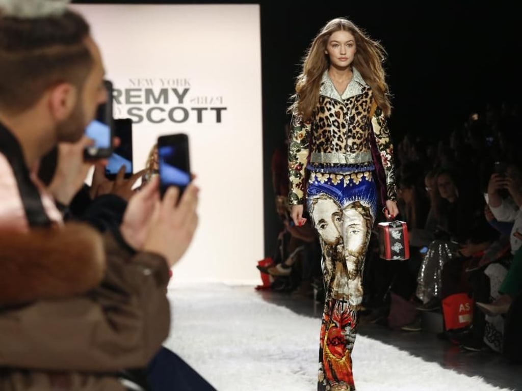 Topmodel Gigi Hadid zeigt einen wilden Mix von Designer Jeremy Scott. Foto: Bebeto Matthews