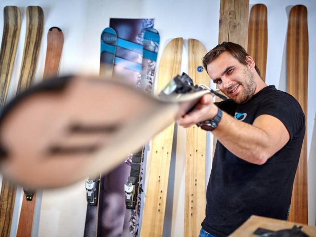 Axel Forelle baut mit Kursteilnehmern in Farchant in Bayern individuelle Ski - auch Splitboards. Foto: Build2Ride/dpa-tmn