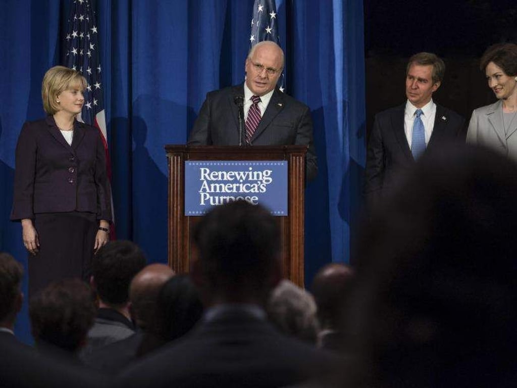 Amy Adams (l-r) als Lynne Cheney, Christian Bale als Dick Cheney, Sam Rockwell als George W. Bush und Andrea Wright als Laura Busch - McKay knöpft sich in seiner Politsatire Washington vor. Foto: Matt Kennedy/Annapurna Pictures/Universum Film