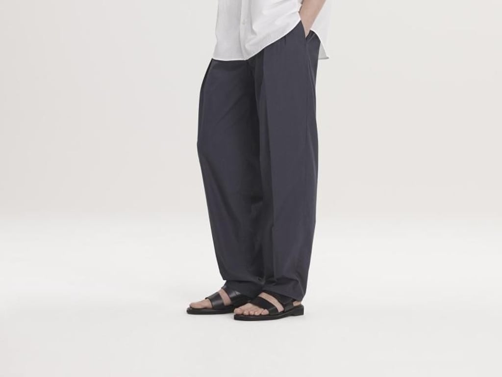 Die Hosen werden im Sommer weit, so wie hier bei COS. Die gehobene Marke aus dem Haus H&M zeigt außerdem Männersandalen (Hemd 59 Euro, Hose 79 Euro, Sandalen 99 Euro). Foto: COS
