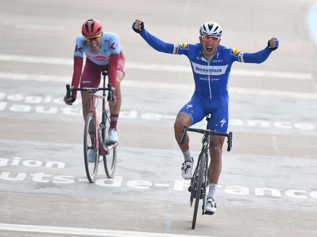 Philippe Gilbert (r) aus Belgien überquert jubelnd als Sieger die Ziellinie, während hinter ihm Nils Politt Zweiter wird. Foto: David Stockman/BELGA