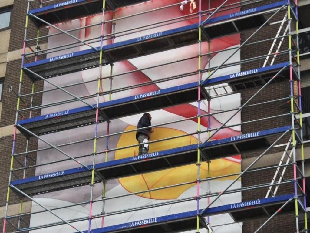 Guillaume Bottazzi bei der Arbeit an seinem Riesengemälde in Brüssel. Foto: Sabine Glaubitz