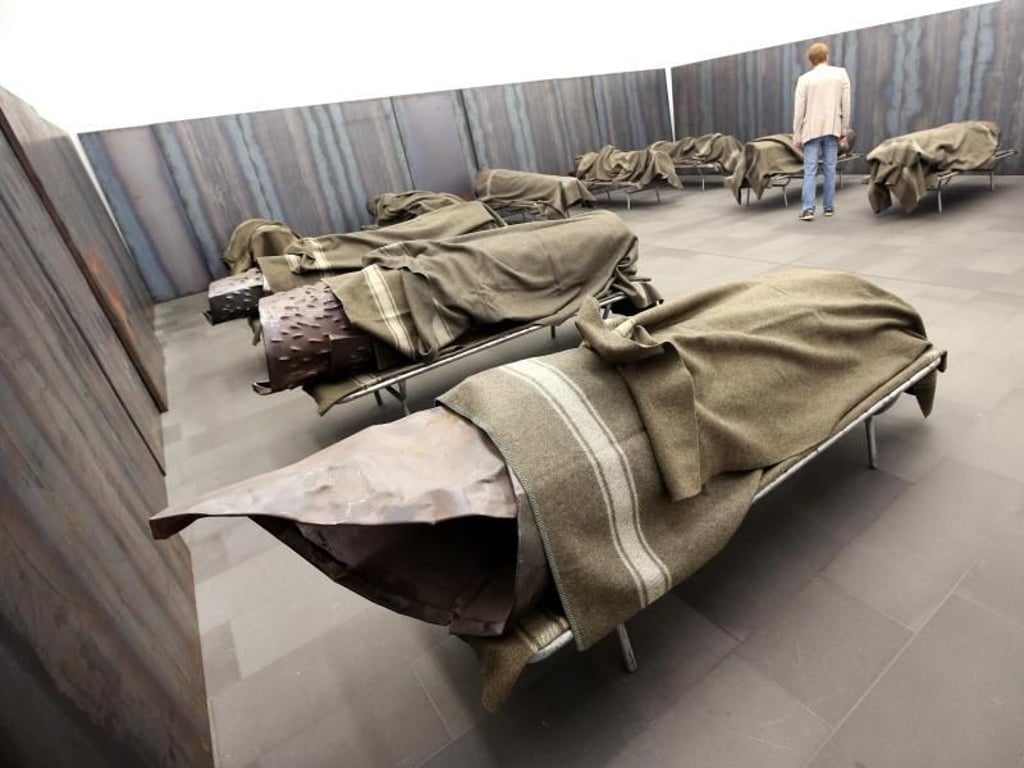 Installation mit Lazarettbetten und Stahl-Körpern (2000) von Jannis Kounellis im Museum Küppersmühle. Foto: