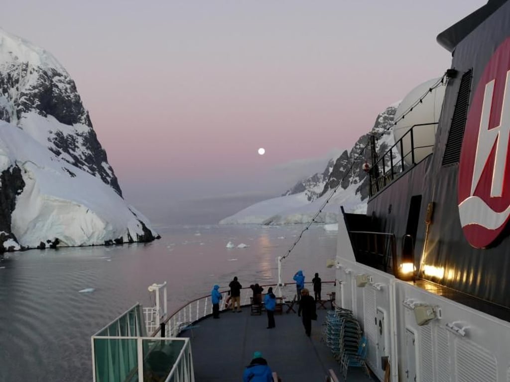 Spektakuläre Natur: Die Antarktis ist ein Traum für viele Kreuzfahrer. Hier fährt die «MS Fram» durch den Lemaire Kanal. Foto: Hurtigruten