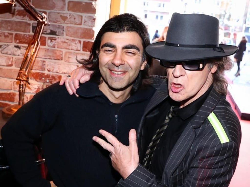 Golden-Globe-Gewinner Fatih Akin feiert mit Udo Lindenberg. Foto: Christian Charisius