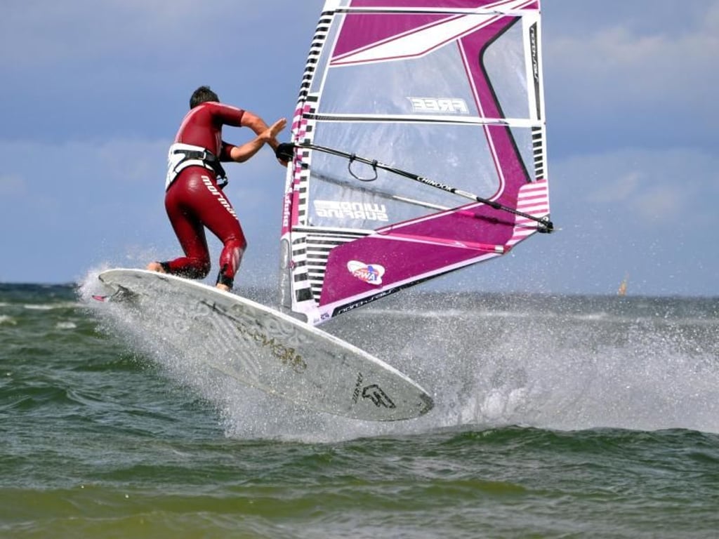 Ein Windsurfer in Kiel tanzt über die Wellen. Das ist angesichts der Brise gut möglich. Südsee-Feeling kommt im Norden aber eher nicht auf. Foto: Kristina Steigüber/Kiel-Marketing e.V./dpa-tmn