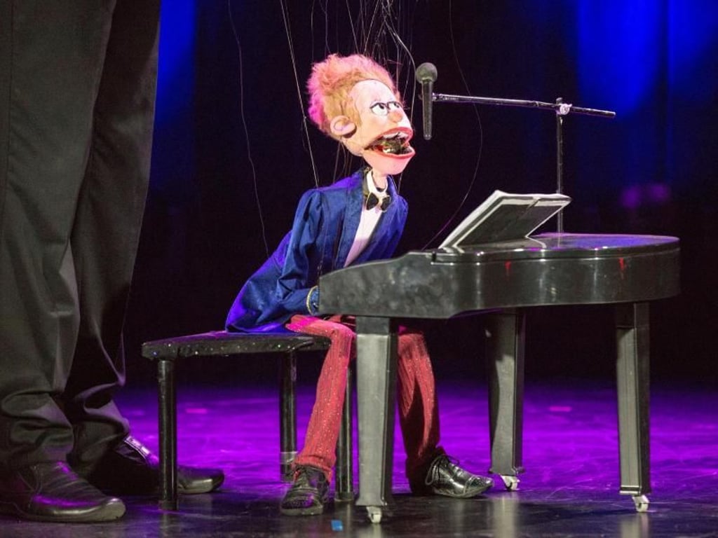 Der mazedonische Puppenspieler Alex Mihailovski lässt die Puppe spielen. Foto: Georg Wendt