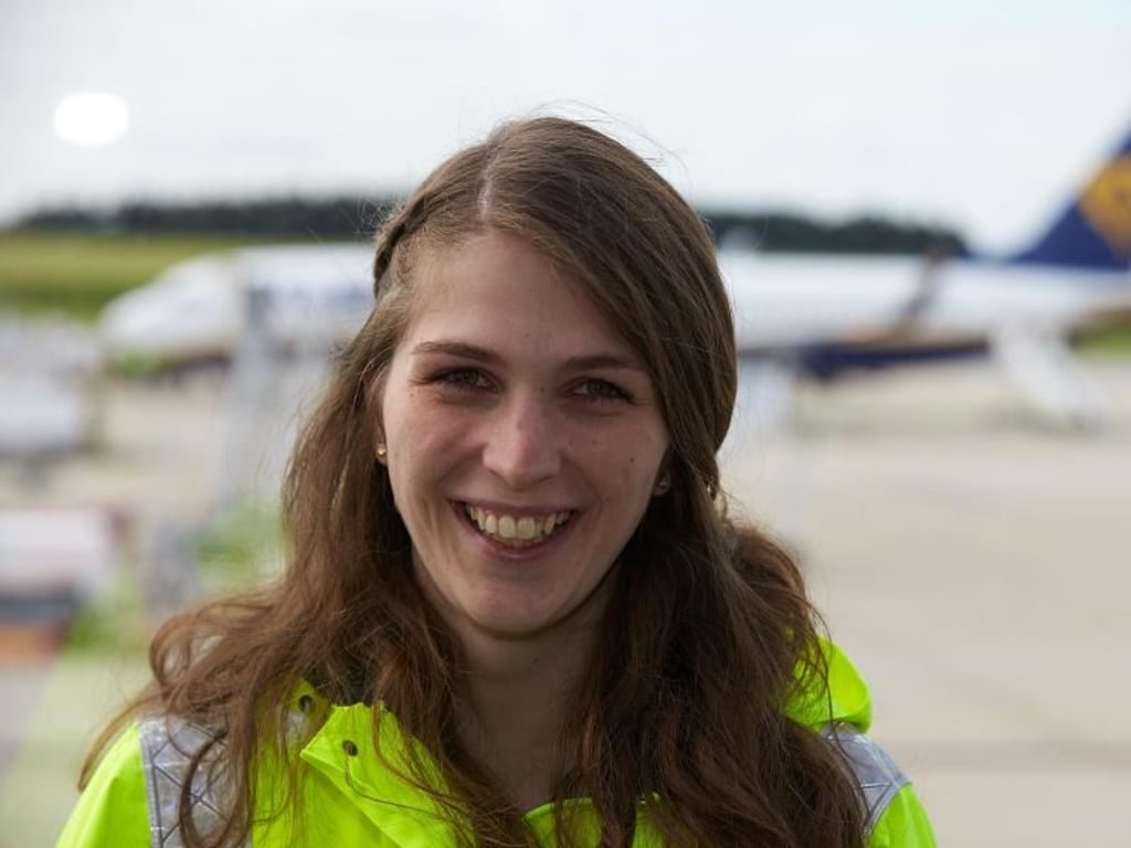 Aufgabengebiete: Unter anderem arbeitet Madlen Jakob am Flughafen Frankfurt-Hahn. Im Rahmen ihrer Ausbildung hat sie sich aber auch mit dem Kampf gegen Schwarzarbeit befasst. Foto: Thomas Frey/dpa
