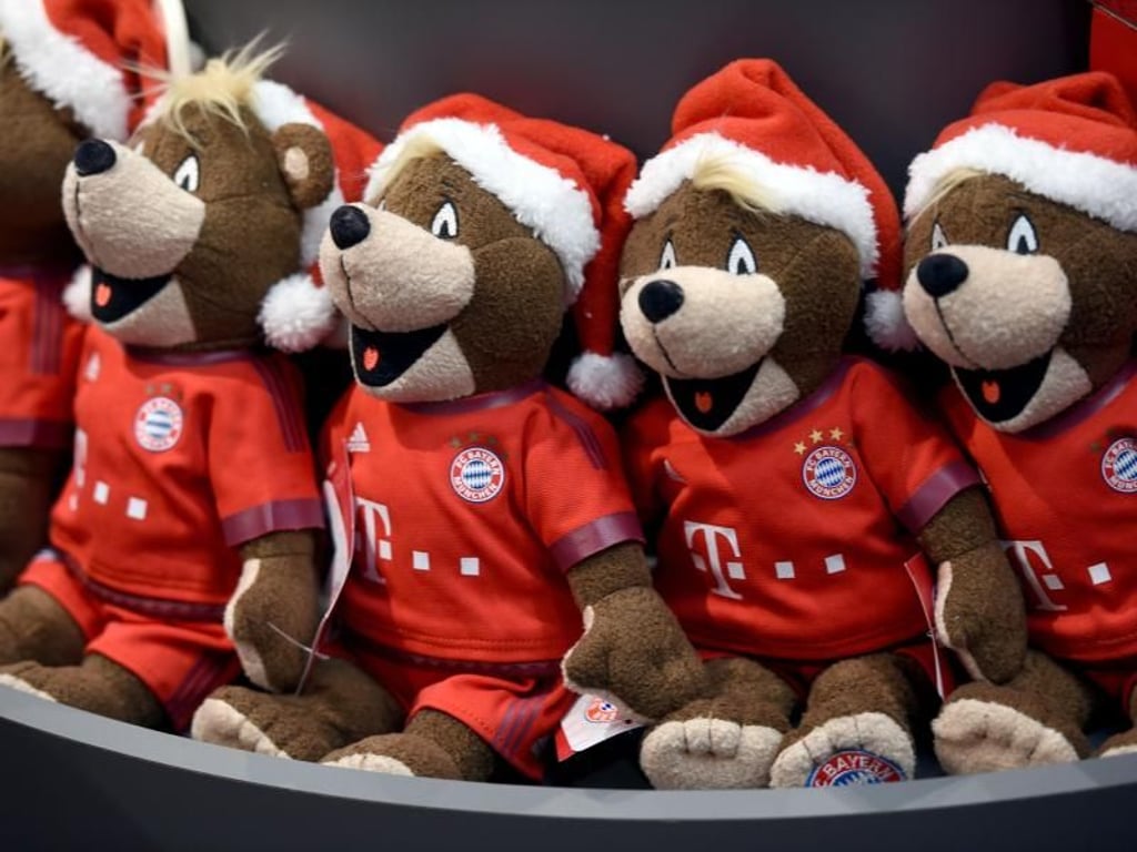 Das Maskottchen der Bayern, Berni, gibt es in den Wintermonaten auch als «Weihnachtsbär». Foto: Henning Kaiser