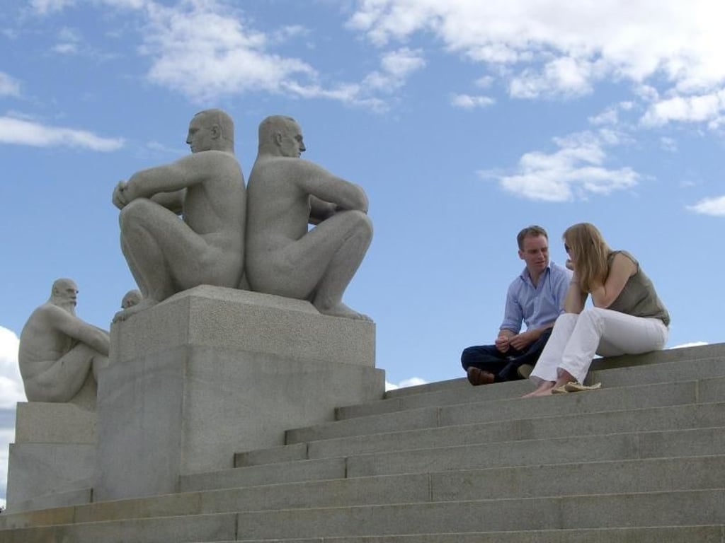 «Zwei junge Männer, Rücken an Rücken sitzend». Foto: Sigrid Harms