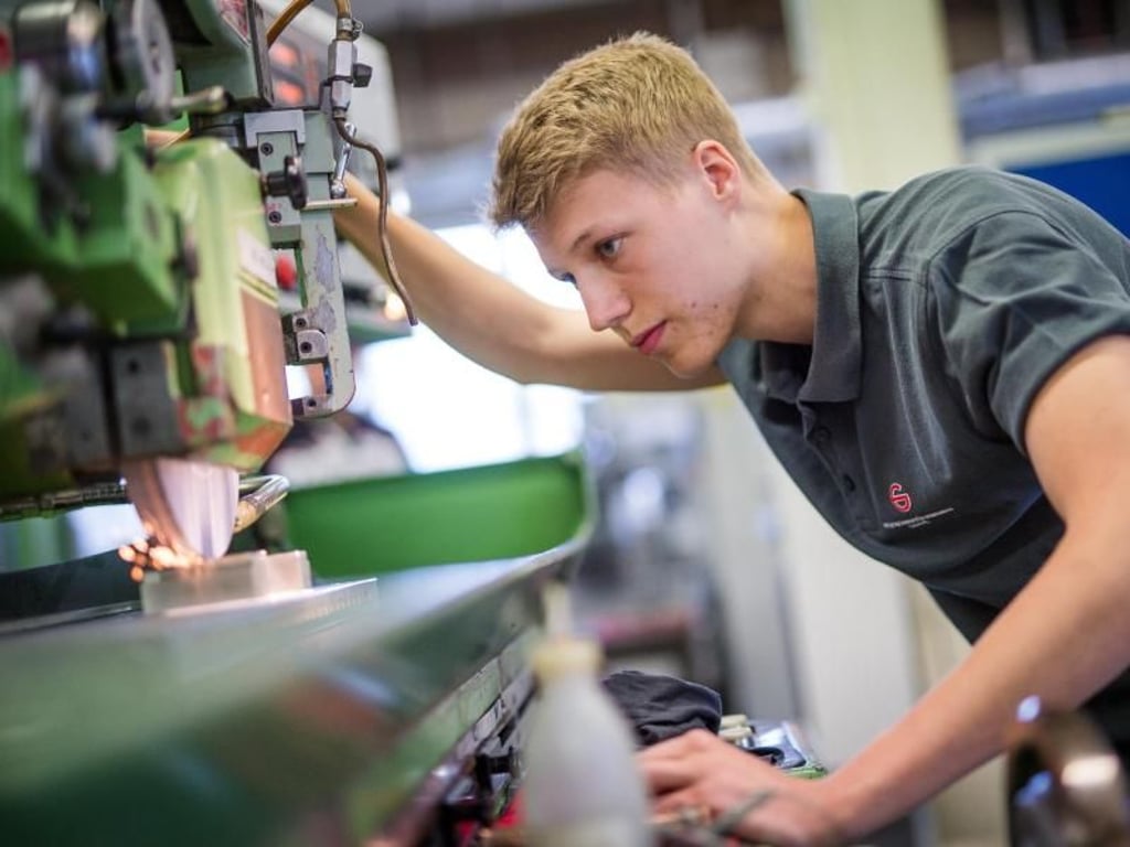 Eine präzise Hand ist in seinem Beruf Pflicht: Niklas Welsch muss lernen, auf ein hundertstel oder tausendstel Millimeter genau zu arbeiten. Foto: Christoph Schmidt