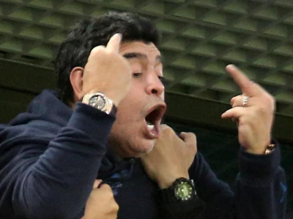 Was war denn mit dem schon wieder los? Diego Maradona tobt mit ausgestreckten Mittelfingern auf der Tribüne herum. Foto: Peter Kovalev/TASS
