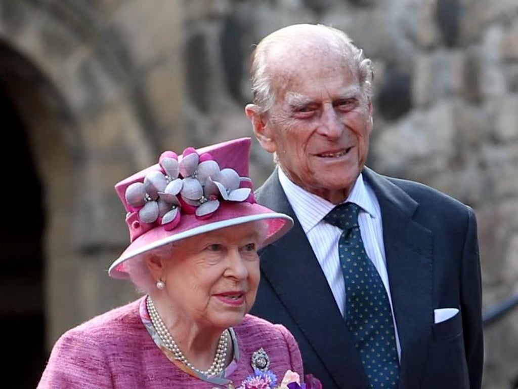 Immer eine halben Schritt hinter ihr: Prinz Philip und Queen Elizabeth 2017 in Edinburgh. Foto: Jane Barlow