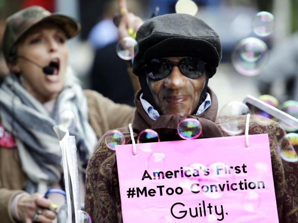 Aktivistin Bird Miliken mit einer Cosby-Puppe vor dem Gericht. «Amerikas erstes #MeToo Urteil - Schuldig», steht auf dem Schild. Foto: Jacqueline Larma/AP