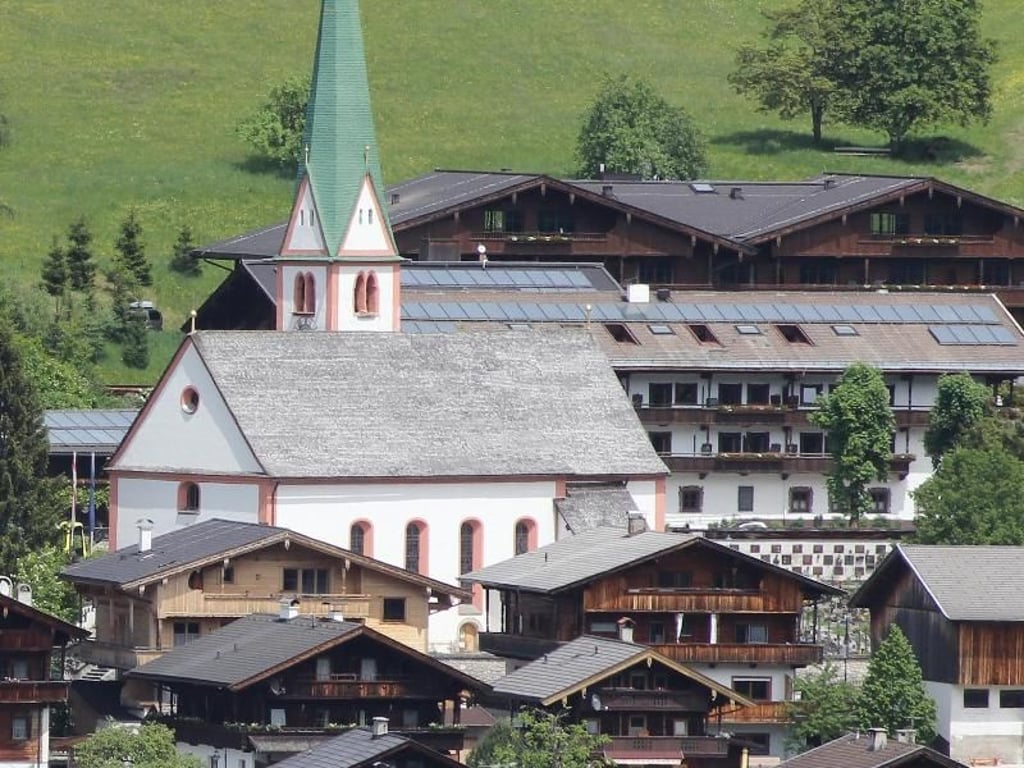 Im Ortskern von Alpbach steht eine alte Pfarrkirche. Der Tradition kommt in dem Bergdorf eine besondere Bedeutung zu: Der Baustil der Häuser ist seit 1953 unverändert. Foto: Bernd F. Meier