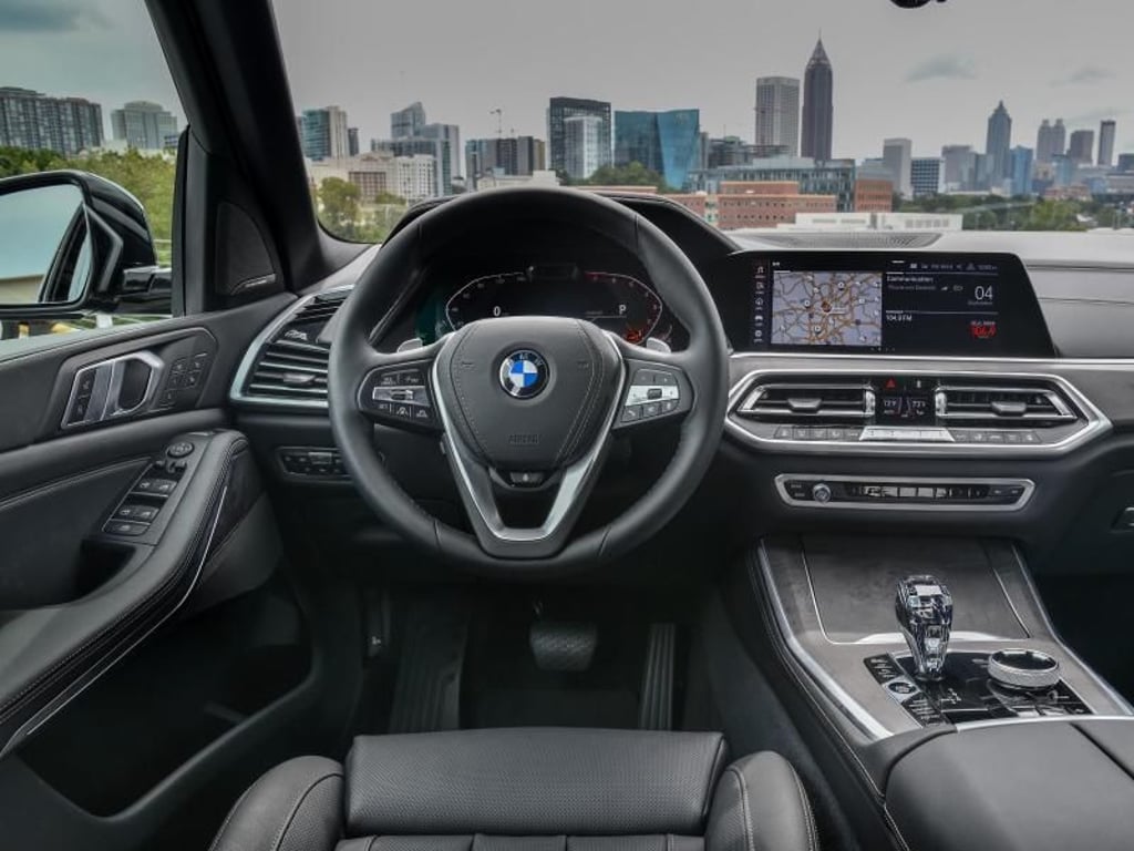 Luxus als Option: Gegen Aufpreis bekommt man Schalter und Getriebewahlhebel aus Kristallglas und ein Glasdach mit 15.000 von LED-Leisten illuminierten Glanzpunkten. Foto: BMW