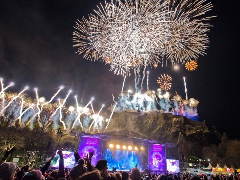 Höhepunkt der Silvesternacht: Das Feuerwerk über der Burg. Danach wird traditionell das Lied «Auld Lang Syne» angestimmt. Foto: VisitScotland/Chris Watt