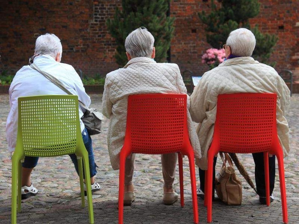 Weiße Kleidung unterstreicht den sommerlichen Look und lässt sich bestens mit bunten Accesoires kombinieren. Foto:Jens Wolf/dpa-Zentralbild/dpa