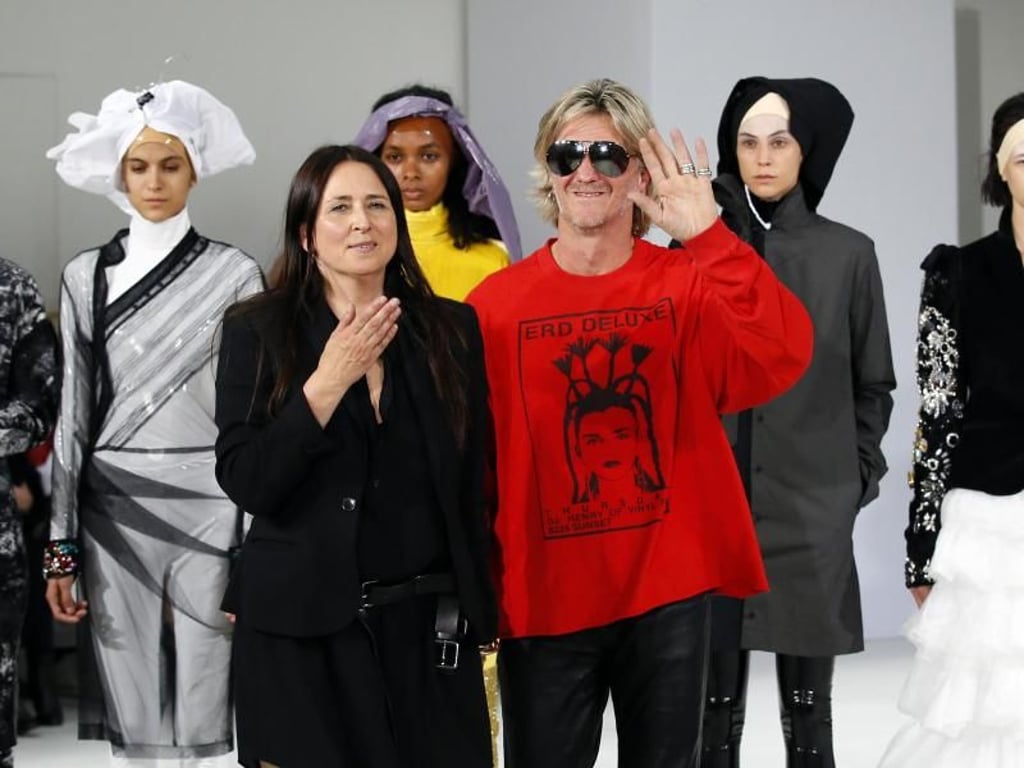 Das belgische Designerduo An Vandevorst und Filip Arickx bedankt sich bei den Gästen der Haute-Couture-Show in Paris. Foto: François Mori