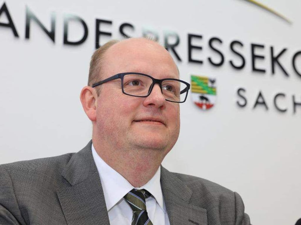 Wirtschaftsminister Jörg Felgner (SPD) weist die Vorwürfe zurück. Foto: Peter Gercke/Archiv