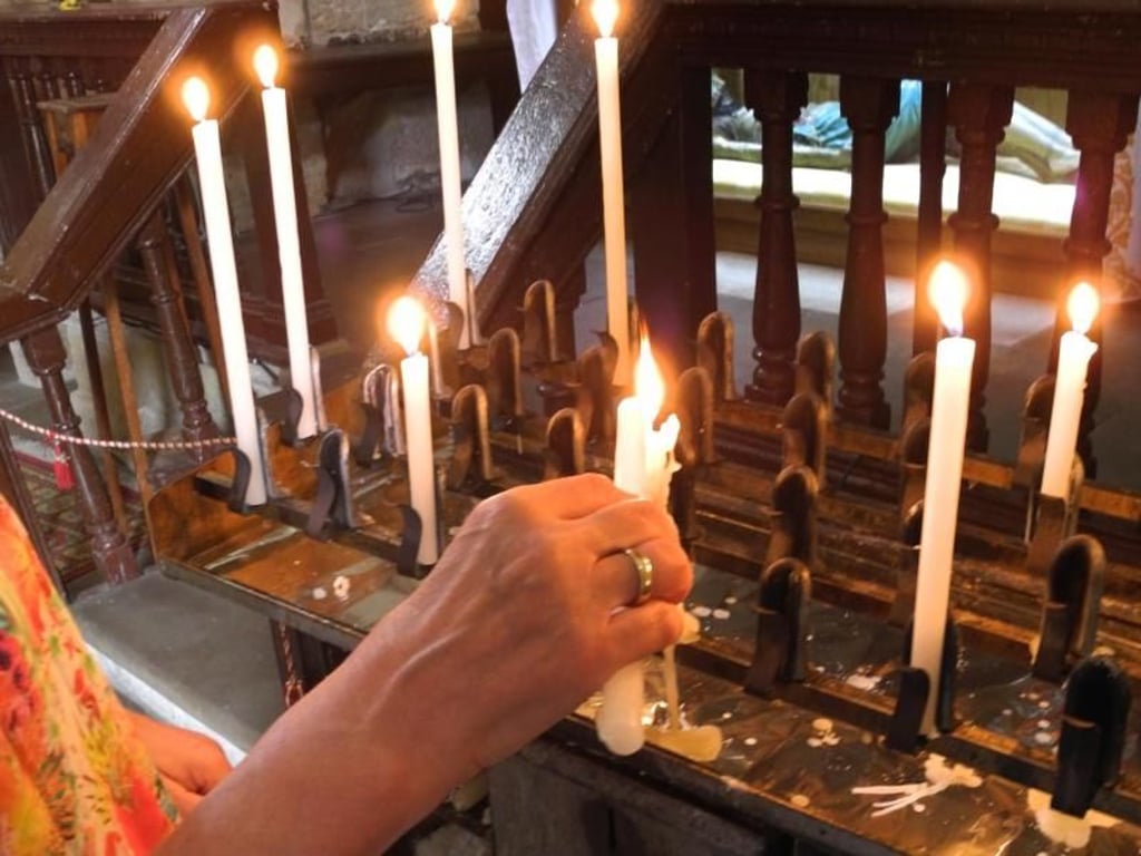 Besuchen die Frauen auf der Reise eine Kirche, zünden sie eine Kerze an. Mit diesem Ritual ehren sie ihre Toten. Foto: Kristin Kruthaup