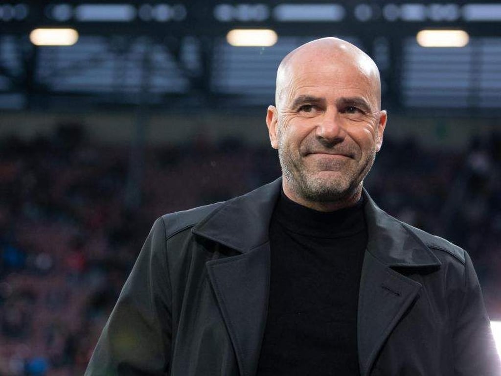 Trainer Peter Bosz will mit Leverkusen unbedingt in die Champions League. Foto: Sven Hoppe