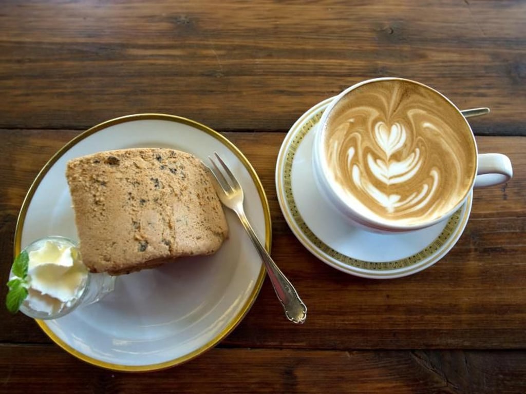Ein exotischer Chiffon Greentea Cake und ein Milchcafe - so sieht im «House of Small Wonder» ein Frühstück aus. Foto: Paul Zinken