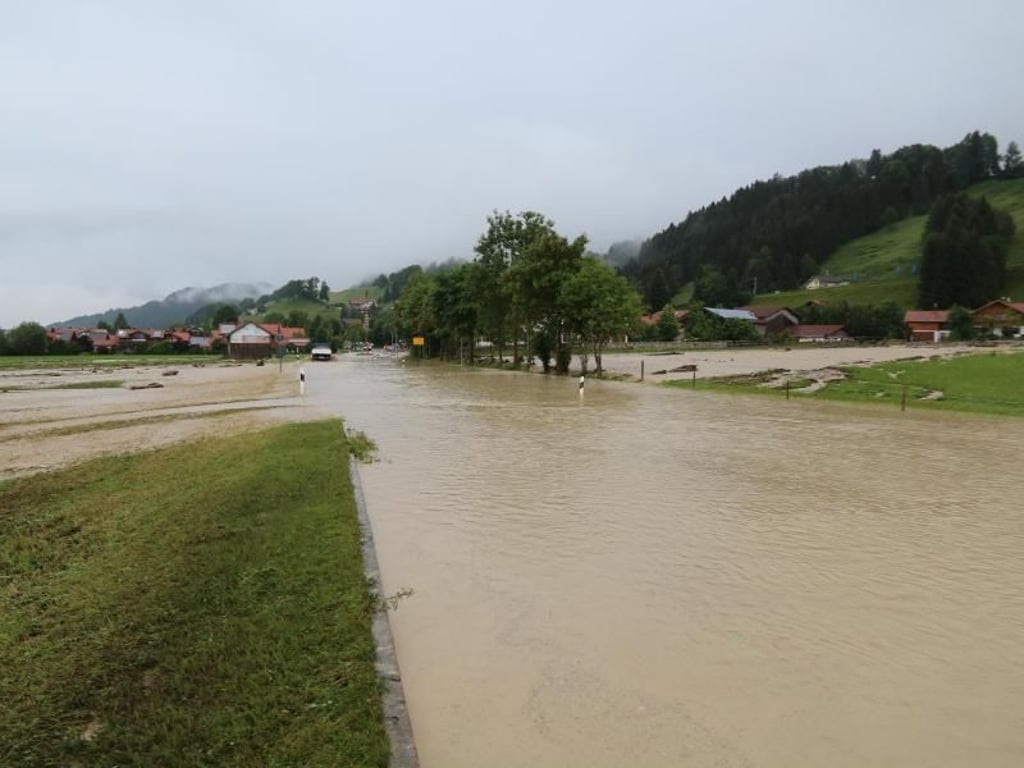 Wassermassen auf einer Straße im bayerischen Rettenberg. Foto: Benjamin Liss