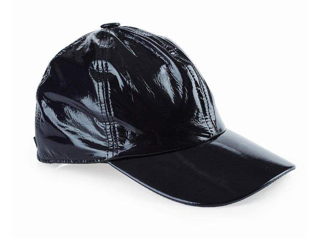 Die Baseball-Kappe ist für das Deutsche Mode-Institut der Trendsetter der Saison. Wie auch zum Beispiel bei Marc Cain zu sehen, sind diese oft schwarz und oft aus Leder (ca. 80 Euro). Foto: Marc Cain/dpa