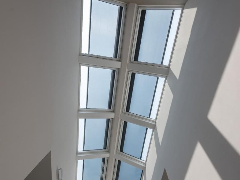 Ein hübsches Spiel mit Licht und Schatten bringen Dachfenster etwa im Treppenhaus. Foto: Daniel Maurer/dpa-tmn