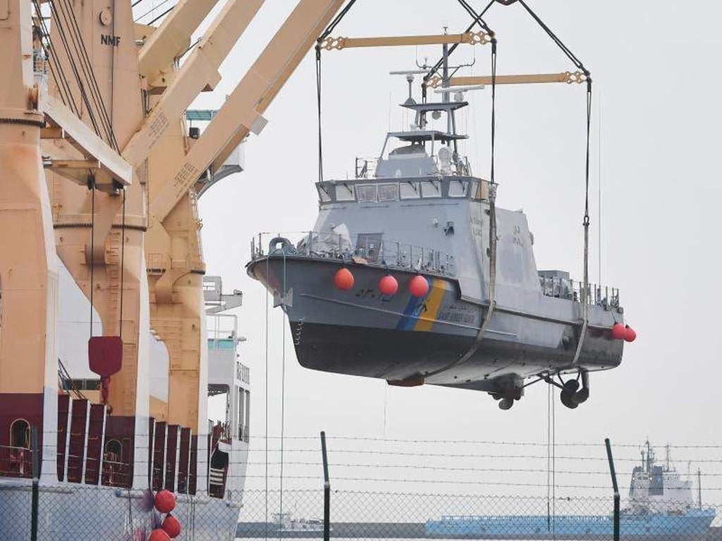 Ein Küstenschutzboot für Saudi-Arabien wird auf ein Transportschiff verladen. Die Bundesregierung hatte alle Rüstungsexporte in das Königreich gestoppt. Foto: Stefan Sauer