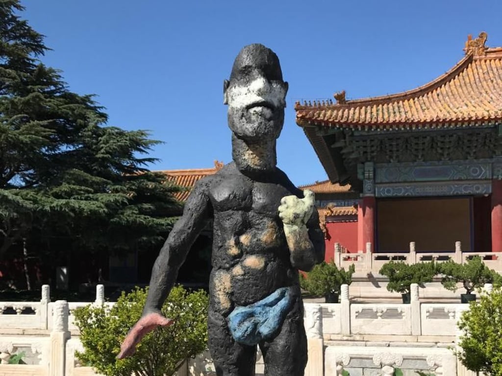 Die Plastik «Uranus» von Markus Lüpertz vor dem Taimiao-Tempel in der Verbotenen Stadt. Foto: Andreas Landwehr