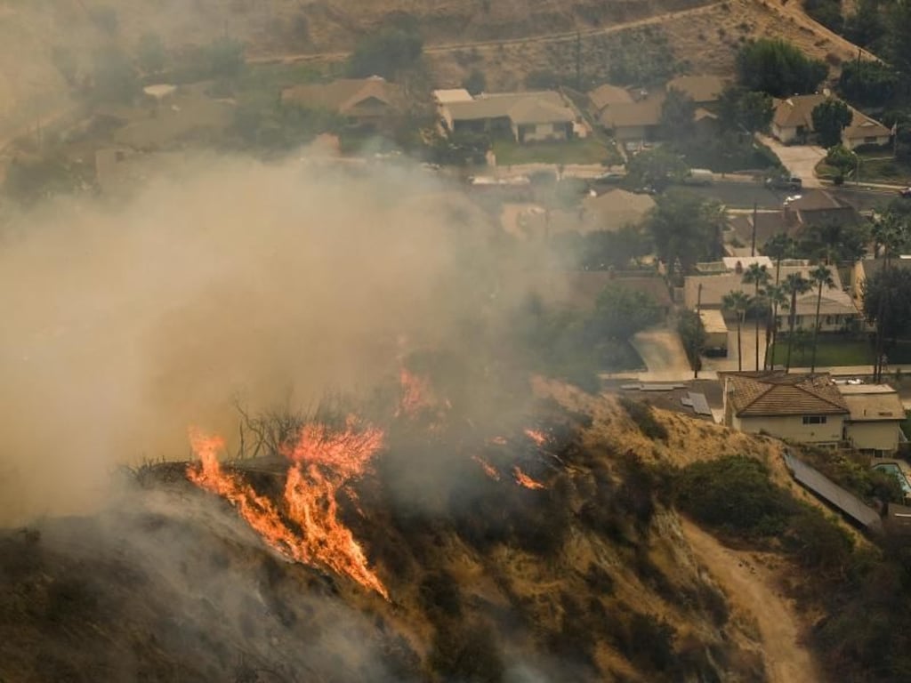 Ein Buschfeuer am Stadtrand vom Los Angeles hat Hunderte Anwohner in die Flucht geschlagen. Foto: Ringo H.W. Chiu