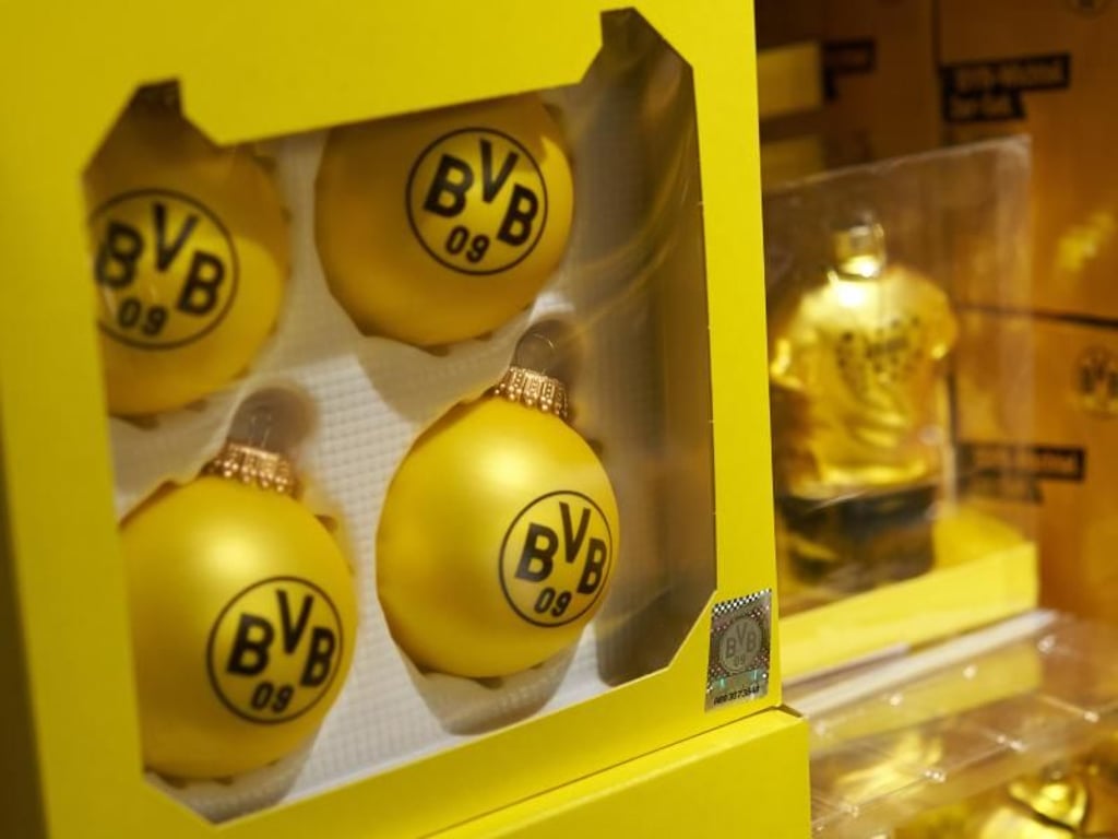 Der BVB setzt am Weihnachtsbaum auf glanzvollen Schmuck: Die Christbaumkugel gibt es mit dem Vereinslogo. Foto: Bernd Thissen