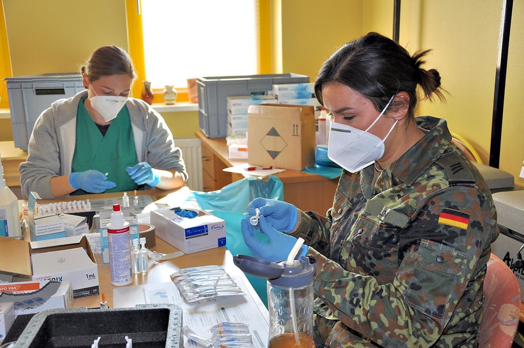 Der Biontech-Impfstoff wird in die Spritzen abgefüllt – zu je 0,3 Millilitern. Hauptgefreiter Irina Below (rechts) und Elya Syhs gehören zum Team, das sich dieser Aufgabe stellt.