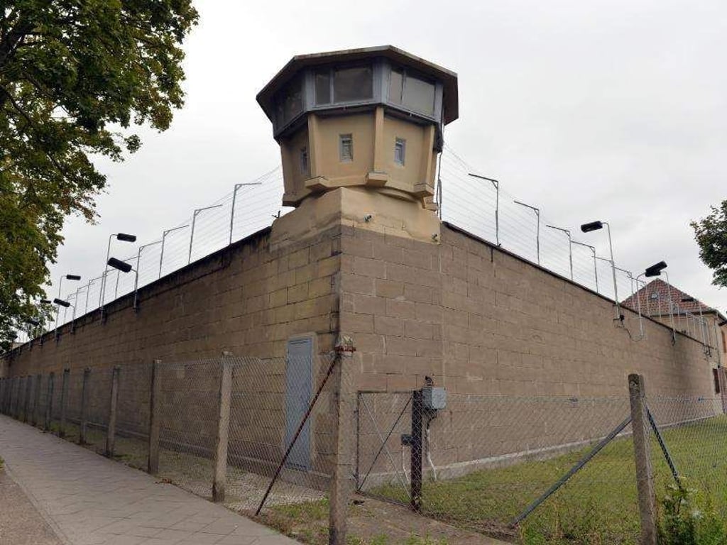 Der Wachturm auf der Außenmauer der Stasigefängnis-Gedenkstätte Berlin-Hohenschönhausen. Foto: Maurizio Gambarini/dpa