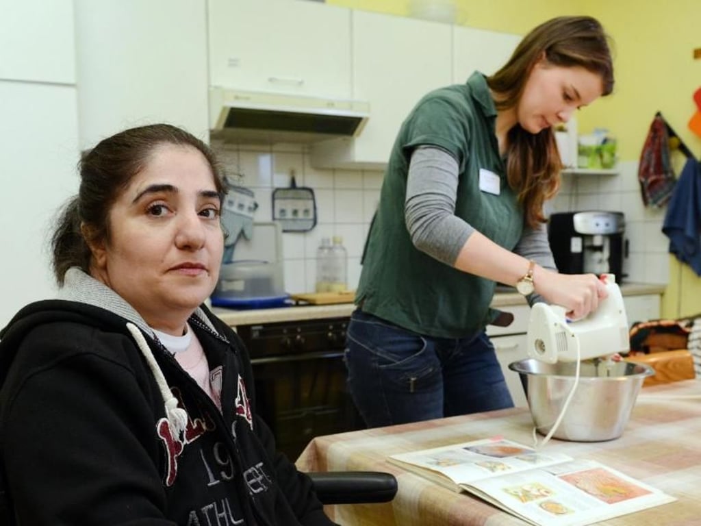 Die Patientin liest das Rezept, Ergotherapeutin Anna Longrée backt: Damit die Arbeit gelingt, muss sie auch Spaß machen. Ergotherapeuten helfen Menschen mit Einschränkungen - wie einer Lähmung - in den Alltag zurückzukehren. Foto: Judith Michaelis