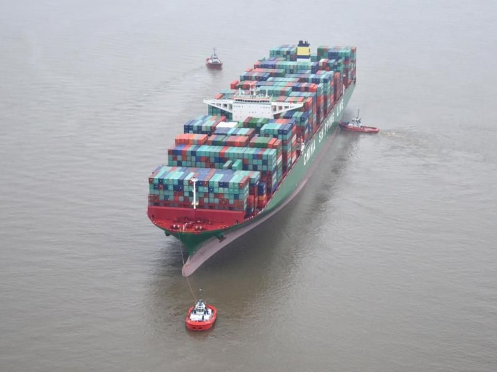 Die «CSCL Indian Ocean» war vermutlich wegen eines Ruderschadens außerhalb der Fahrrinne steckengeblieben. Foto: Frank Bründel/Citynewstv