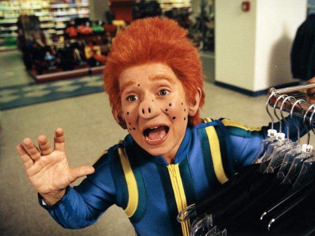 Das freche Sams (ChrisTine Urspruch) ist ein kindähnliches Wesen mit roten Haaren, Taucheranzug und blauen Wunschpunkten im Gesicht. Foto: weltkino Filmverleih