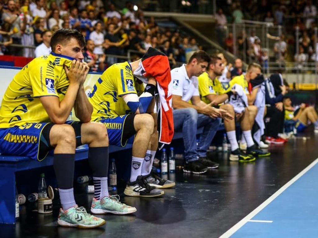 Die Gummersbacher sitzen nach Spielende niedergeschlagen am Spielfeldrand. Foto: Christoph Schmidt