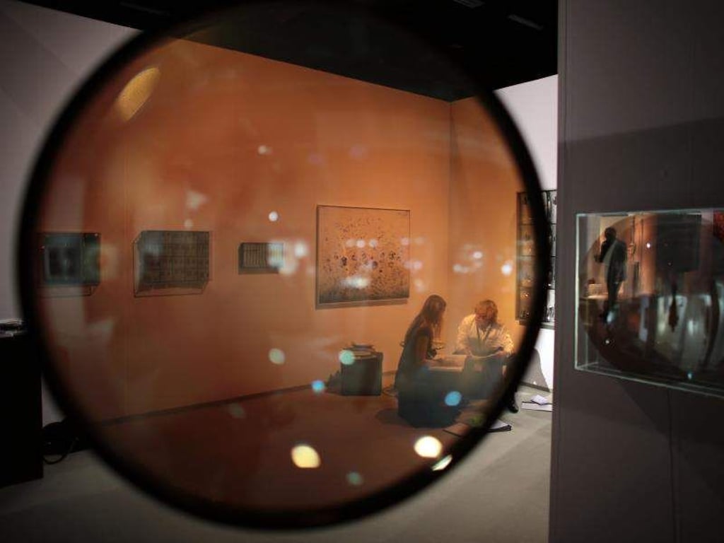 Eine «Hängelinse» von Adolf Luther auf der Kunstmesse «Cologne Fine Art». Foto: Oliver Berg