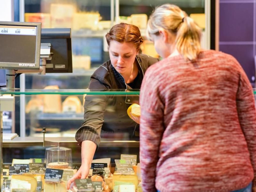 Kunden beraten, Käse aufschneiden, verpacken und abkassieren: Diese Arbeitsschritte gehören zum Alltag. Foto: Uwe Anspach