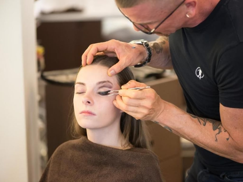 Visagist Peter Arnheim rät beim Cut Crease zur Kombination von metallischen und matten Tönen. Foto: Klaus-Dietmar Gabbert