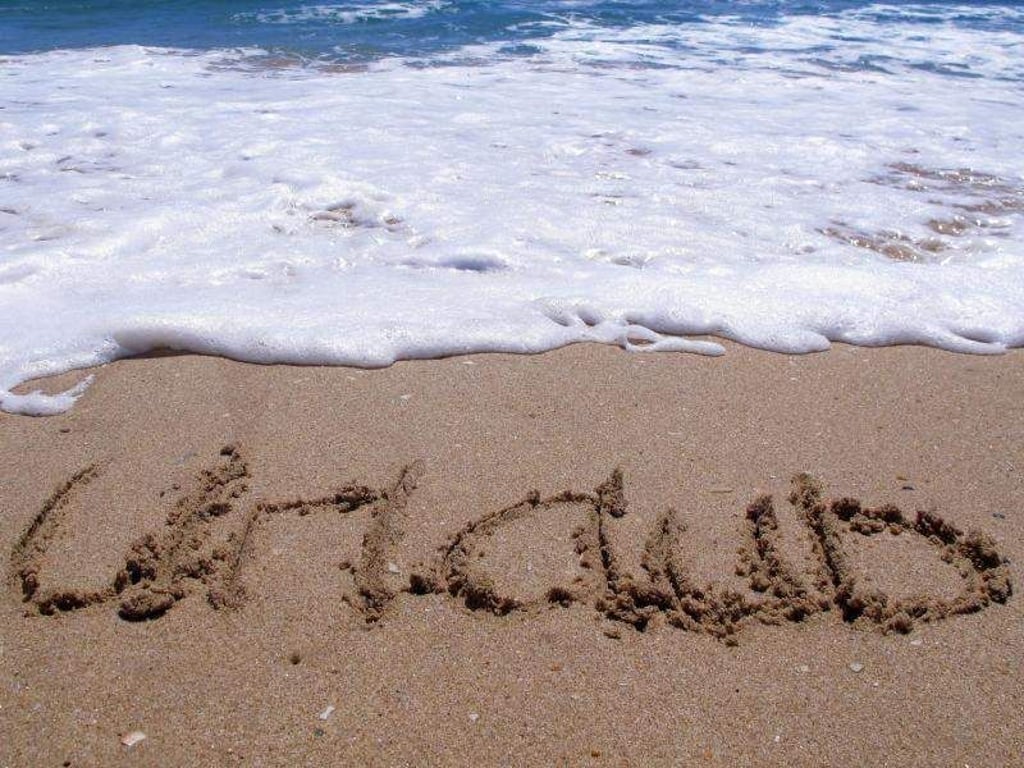 Der Urlaub ist schon genehmigt und der Strand ruft - doch der Vorgesetzte möchte den Urlaub wieder zurücknehmen. Das müssen Arbeitnehmer nicht akzeptieren. Foto: Andrea Warnecke