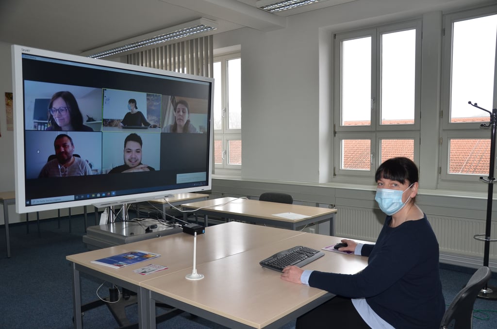 Mechthild Bleuel, Inhaberin der inlingua Sprachschule in Stendal, kennt alle Kursteilnehmer. Die Migranten lernen berufsbezogenes Deutsch, um hier einen Job zu finden. Wegen Corona findet der Kurs per Video-Konferenz statt. Foto: