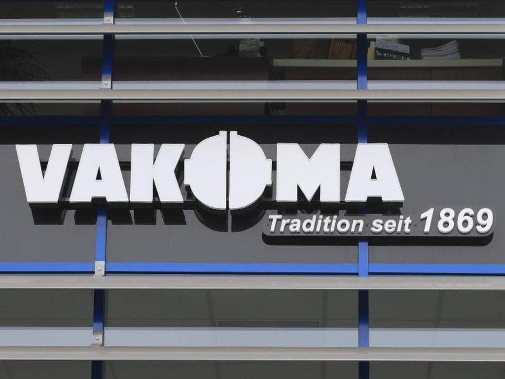 Logo der Vakoma Production GmbH in Magdeburg. Foto: Jens Wolf/Archiv