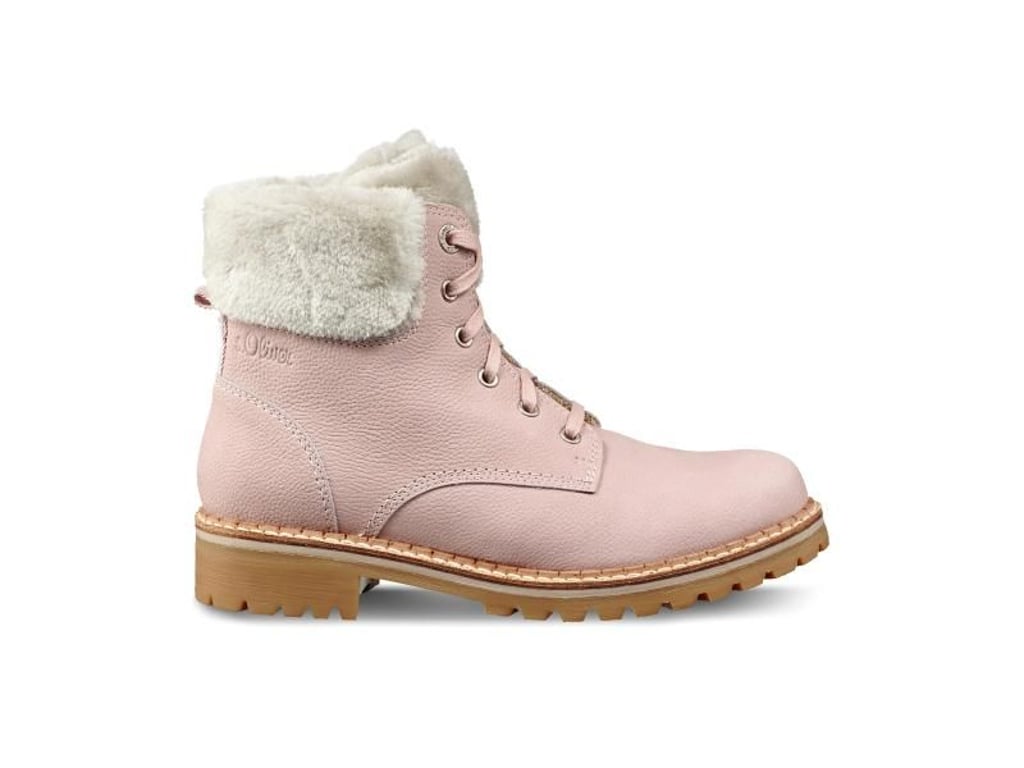 Auch Schuhe - hier ein Modell von s.Oliver - tragen immer öfter Fellverzierungen und wärmen in der kalten Jahreszeit (ca. 70 Euro). Foto: s.Oliver